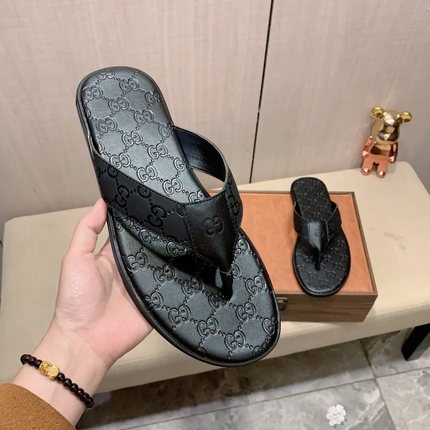 Slippers: New model: Factory price: 260💰💰🎩🎩🔥🔥《 Gucci* 》Series of slippers top purchasing agent🔍🔍Sold at the same time for men, original Italian imported webbing made of selected cowhide, exquisite workmanship,), sole: (super comfortable) original factory special sole, ⚠️exclusive double-layer movable molded sole super comfortable⚠️, real shot🎬the real thing is more beautiful🔍🔍266 regular code 38-44, can be ordered 45.